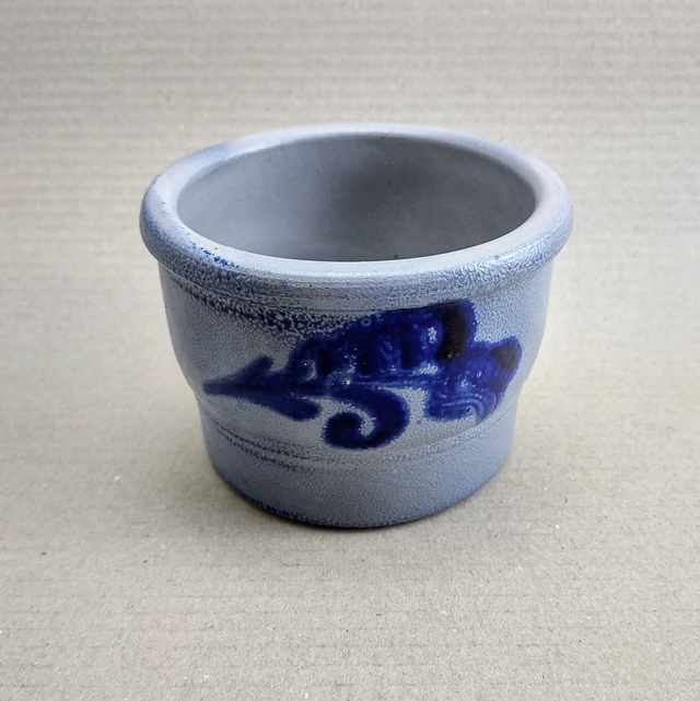 Keulse Boterpot | Gedecoreerde grote aardewerk pot (diameter 11,5 cm | hoogte 8,0 cm) Grijsblauw met blauwe fantasie versieringen | Vintage