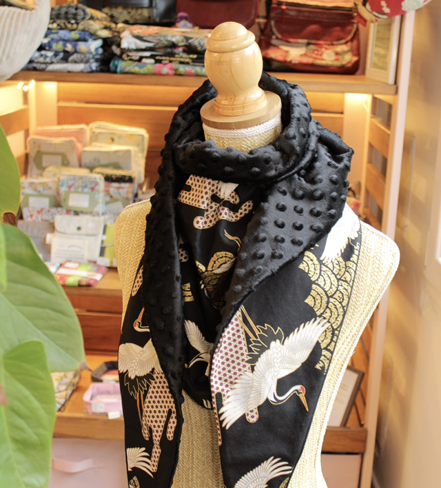 Foulard coton japonais noir motif grues et vagues dorées / Le petit atelier de Maya 