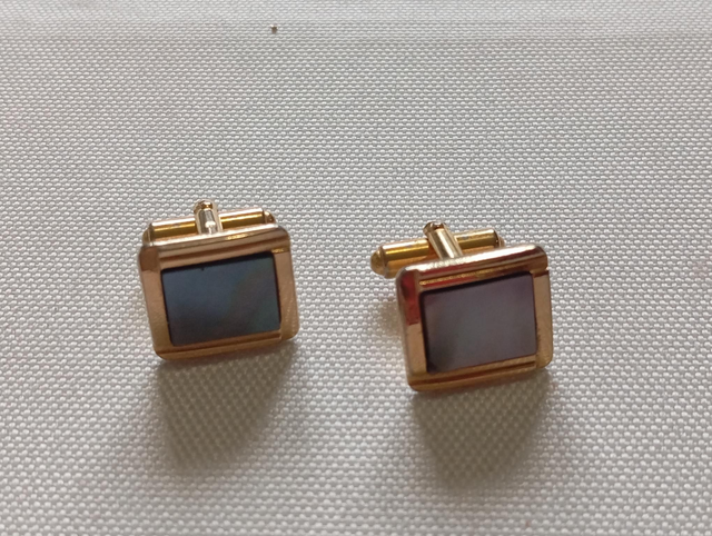 Boutons de manchettes dorés et nacrés gris