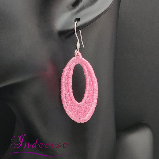 Boucles d'oreilles rose clair, broderie en machine - Créations issues de l'artisanat français par Indecise