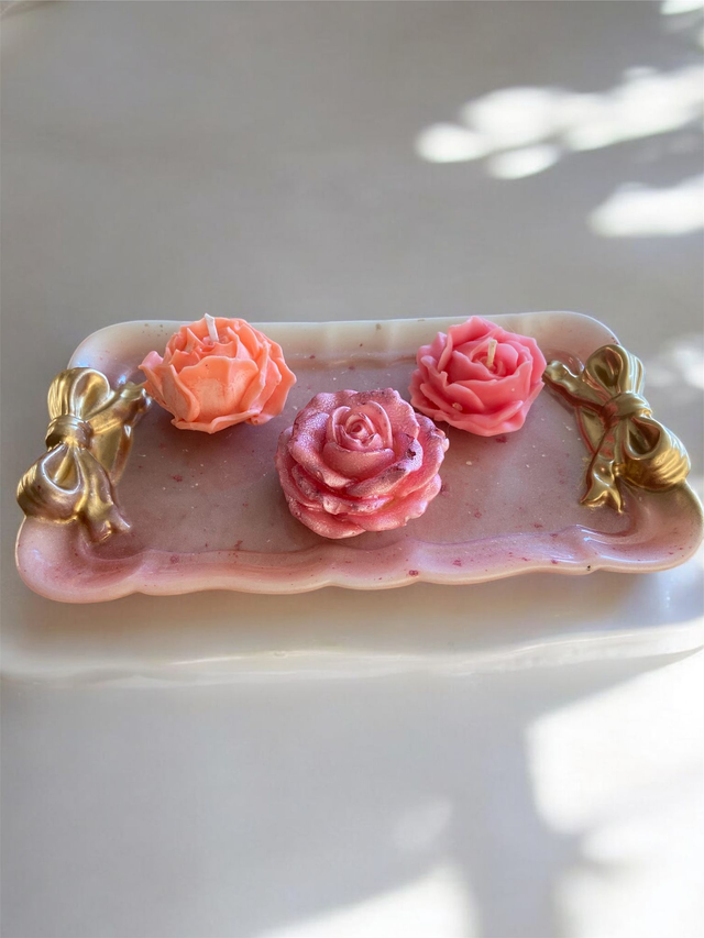 Ensemble décoratif rose : plateau en résine, deux bougies fleurs et savon parfumé à la rose – création artisanale