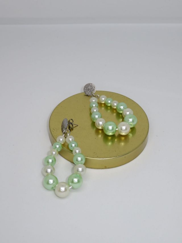 Boucle d'oreille style Charlie menthe et nacre