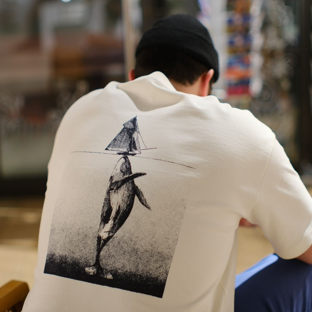 T-shirt beige sérigraphié - Œuvre baiser de la baleine 