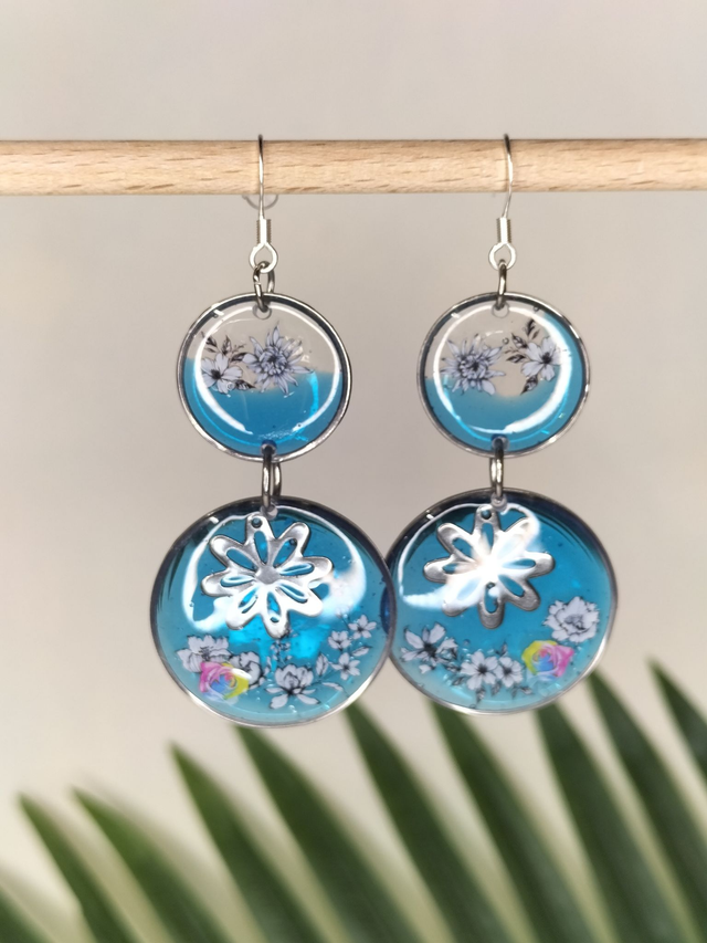 Boucles "fleurs bleues" translucides