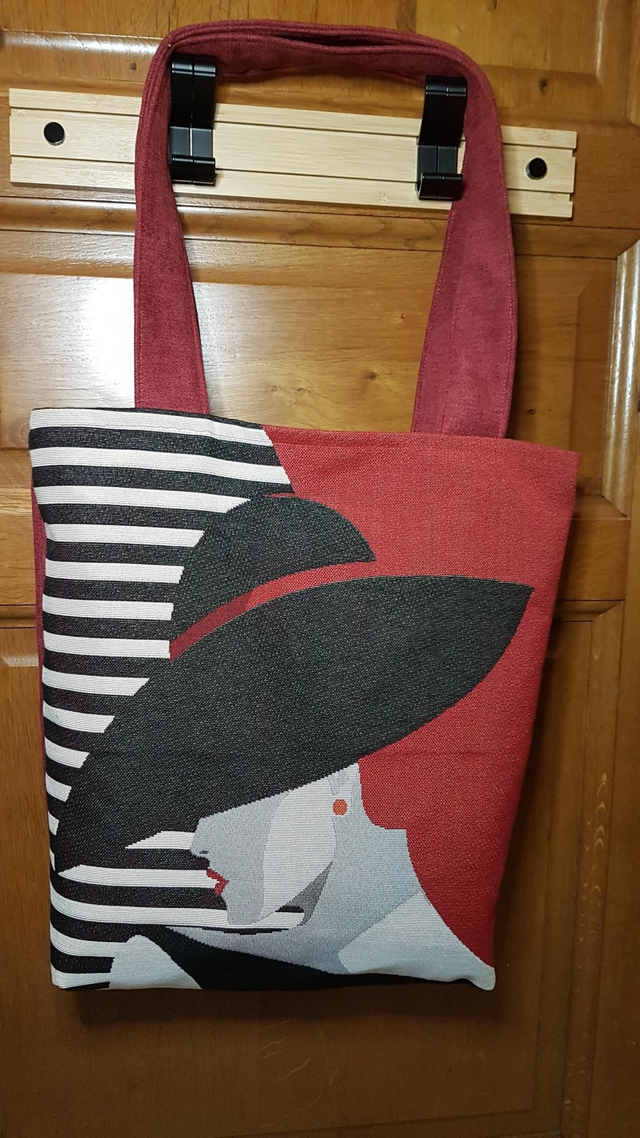 Grand sac en carré jacquard motif "femme rouge mystérieuse"