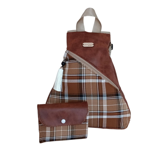 Conjunto Mochila Mini y Cartera Escocesa con Piel Vegana Marrón – Estilo y Funcionalidad en Compacto