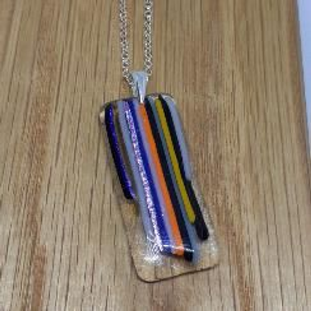 Multicolored stringers pendant