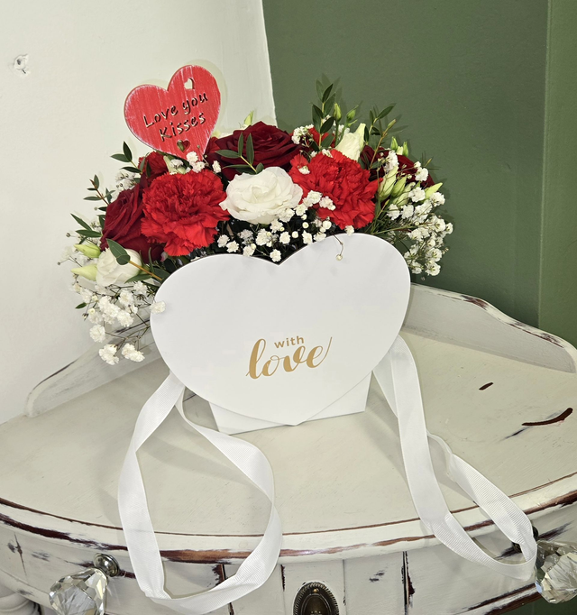 💖 Love You Kisses – Valentine’s Flower Gift Bag