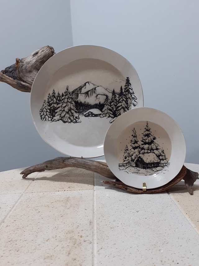 Lot de 2 assiettes décoratives avec support en bois