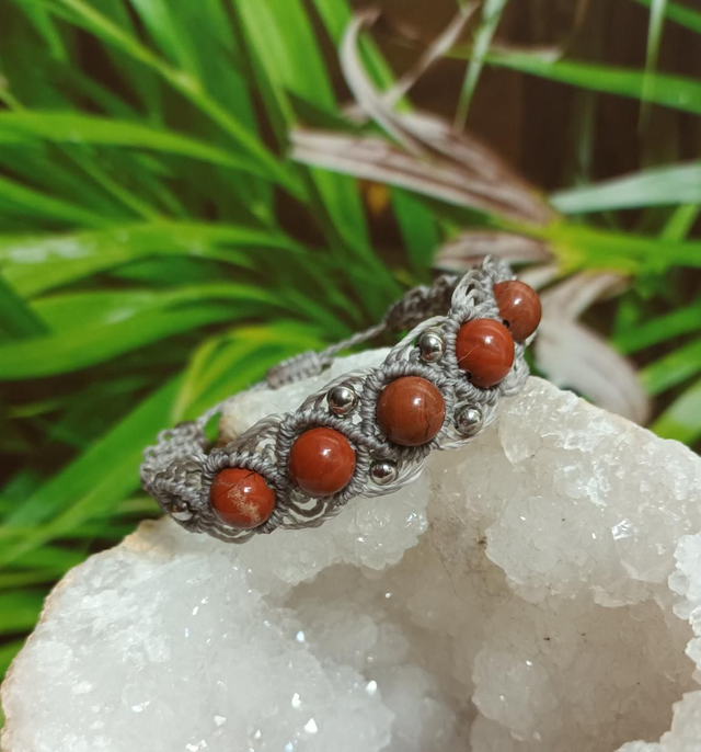 Bracelet en micro-macramé et jaspe rouge