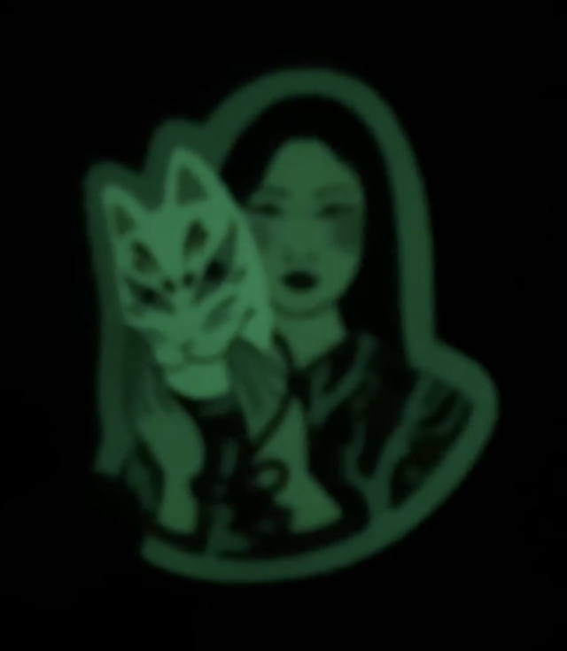 Sticker Kitsune ona phosphorescent