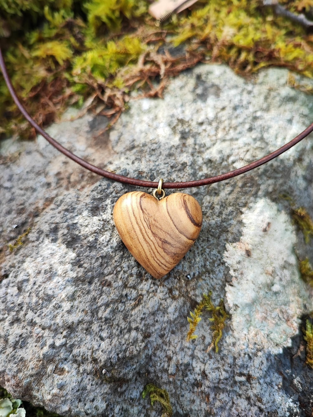 Pendentif Coeur en Bois d'Olivier et Cordon de Cuir