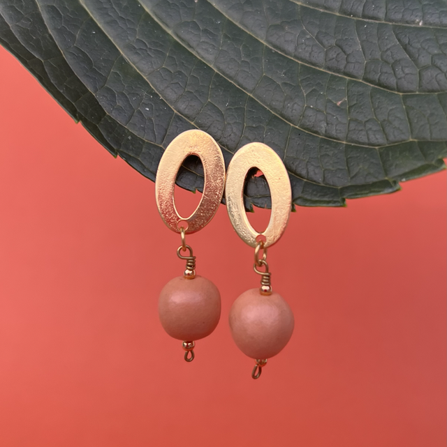 Brinco Bola Oval Pequeno Dourado Tarracha — Peça ÚNICA