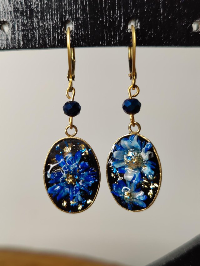 Boucles d&#039;oreilles minimalistes dorées en fleurs naturelles de pâquerettes bleutees