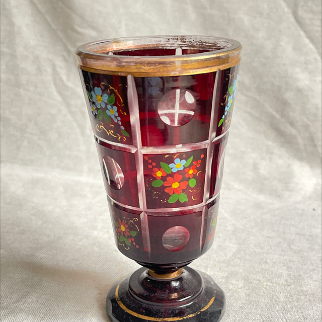 Glas rot mit bemalten Blumen 