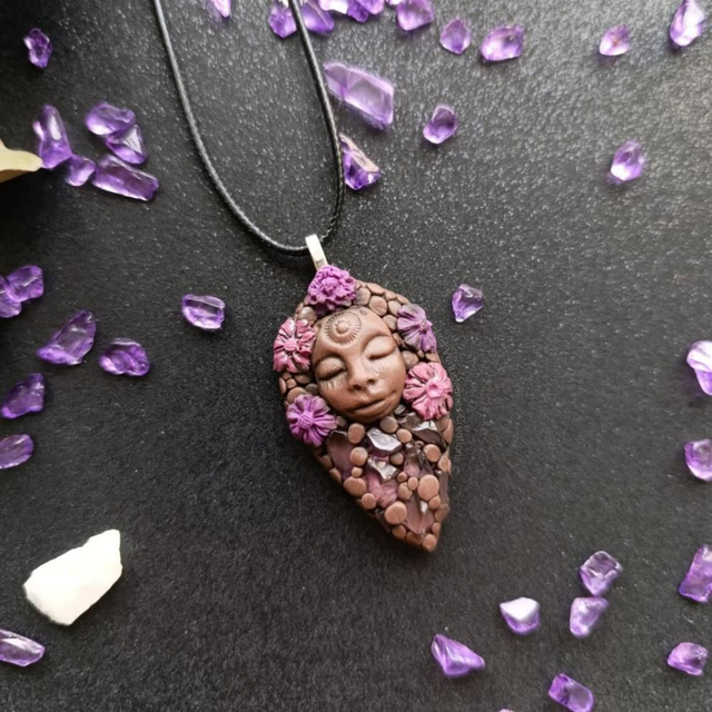 Collier Sacré Vénusienne – Déesse Fleur Améthyste – Bijou Médecine Féminin Sacré