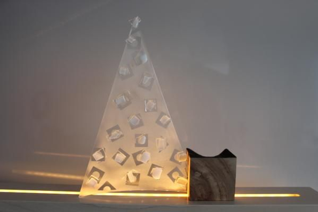 o8 Tanne aus Glas mit Holzwürfel . dw 4 o22019 01A