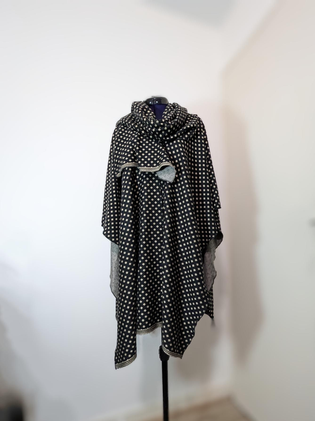 Poncho en maille et écharpe assortie