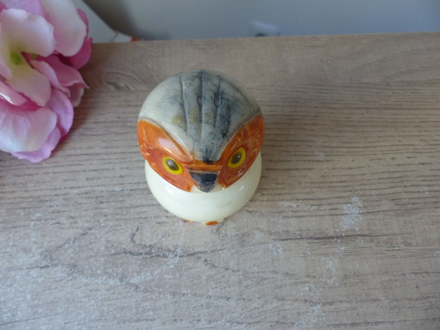 Statuette de chouette en pierre albâtre sphérique orange sculptée à la main, chouette presse papier en pierre décoration bureau vintage