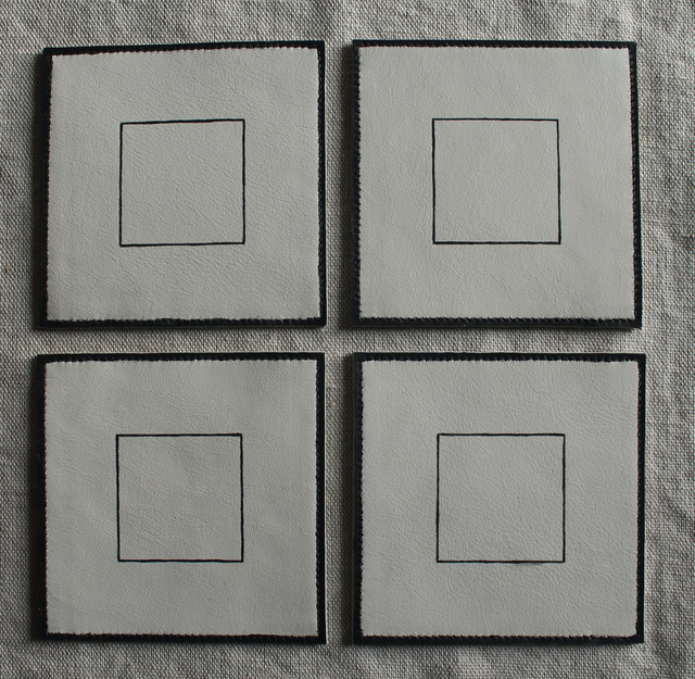 Ensemble de 4 dessous de verre carrés en cuir de vachette blanc et liseré noir