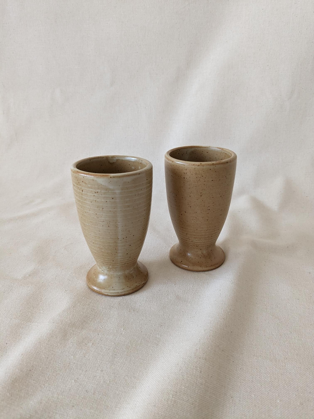 2 mazagrans en grès beige (imparfaits)