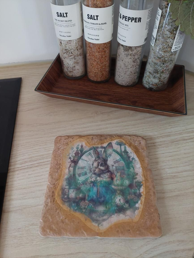 Pupu ihmemaassa, 1kpl 15x15cm keraaminen alunen 