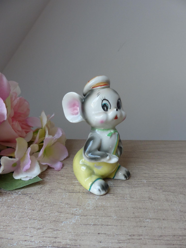 Vintage figurine souris en céramique aux grands yeux, petite souris anthropomorphe, souris groom d'hôtel, portier, bagagiste, réceptionniste