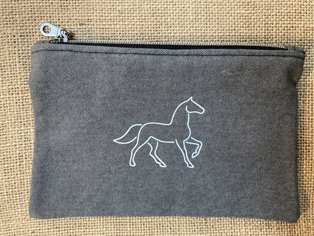 Pochette Cheval Argenté sur Jeans Gris