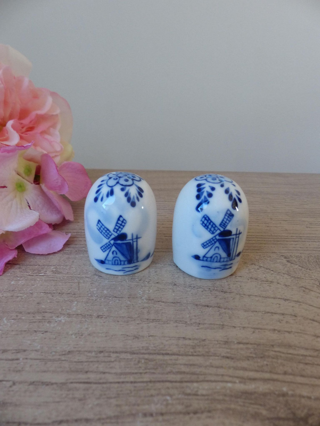 Ensemble Salière et Poivrière Minimaliste avec Plateau – Porcelaine Bleu Indigo, Décor Moulins et Fleurs –Accessoire de Table Déco Chic