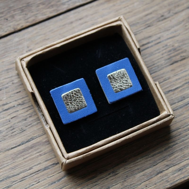 Boucles d’oreilles puces cuir carré