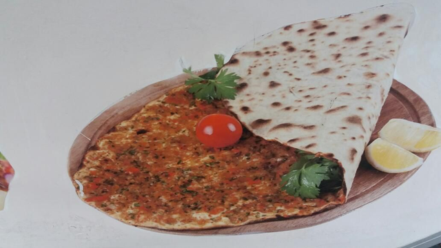 Lahmacun mit Drehspieß und Salat 