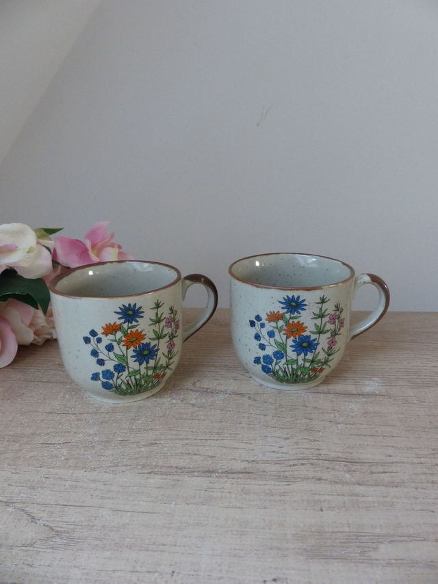 Ensemble de Deux Mugs en Grès Moucheté – Fleurs Sauvages – Style Bohème Rétro – Cadeau Cocooning pour Couple – Déco Maison de Campagne