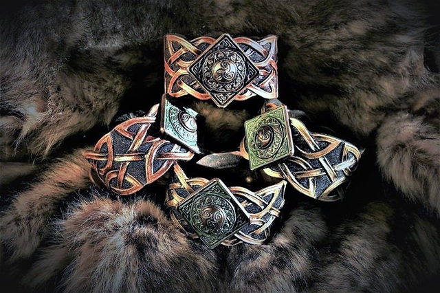 Bracelet celtique en cuir repoussé d&#039;entrelacs dorés