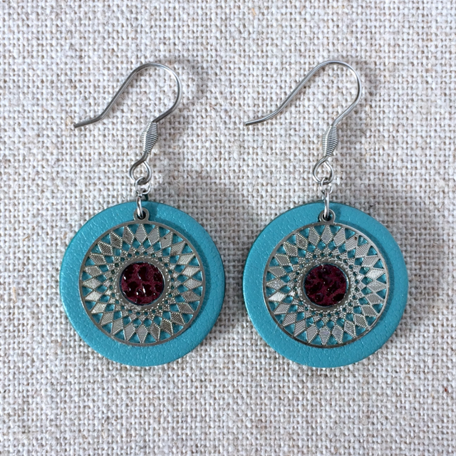 Boucles d’oreilles «  Tambourin » argentées, cuir turquoise terne et bordeaux tacheté grenat brillant