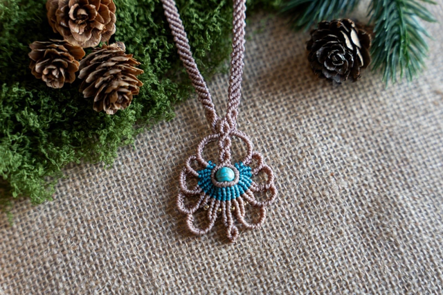 Collier originale en micro-macramé marron et bleu et perles Turquoise 