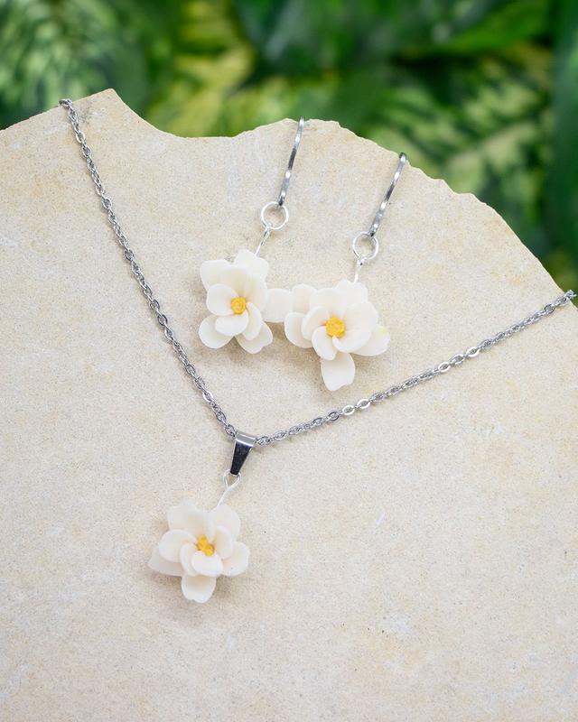Frühlingshafte Kirschblüten-Ohrringe, Ohrstecker oder Halskette mit gefüllter Kirschblüte aus Polymerton, weiß, allergikerfreundlich und nickelfrei