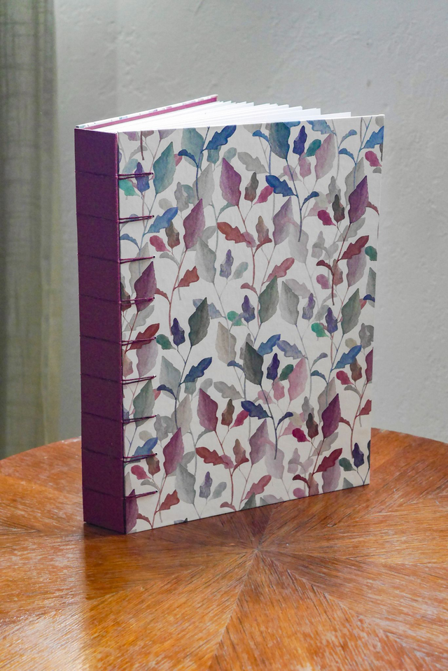 Album photos A4 relié à la main - feuilles bordeaux