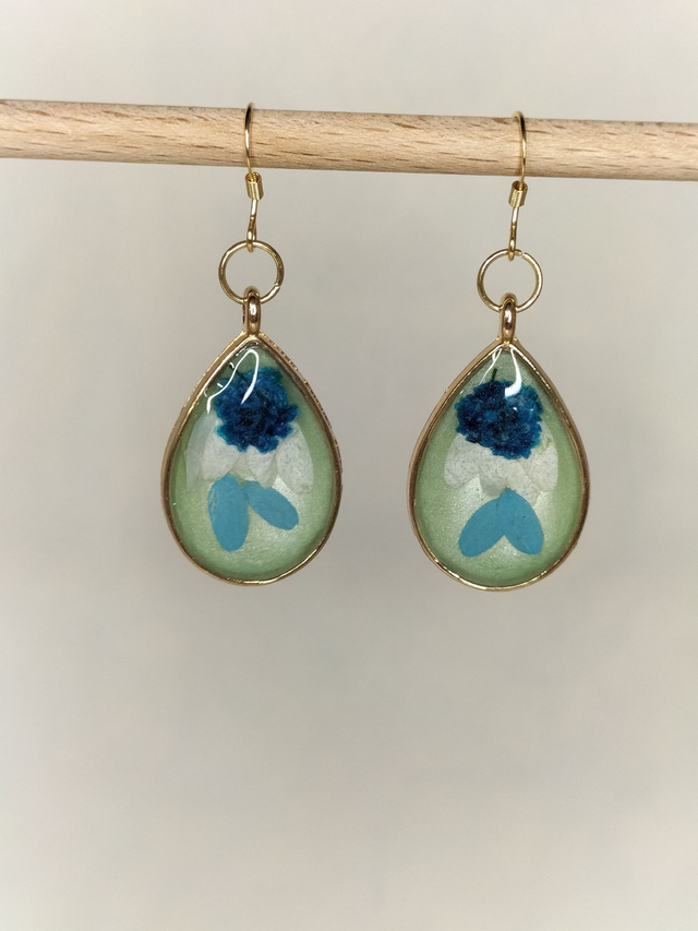 Boucles d&#039;oreilles gouttes, résine vert d&#039;eau et pétales de fleurs séchées