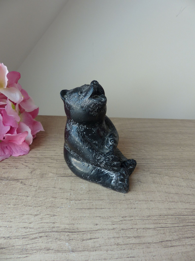 Figurine Vintage Ours Noir Assis en Résine – Sculpture Artisanale Art Inuit Canadien - Statuette Animalière pour Collection ou Décoration