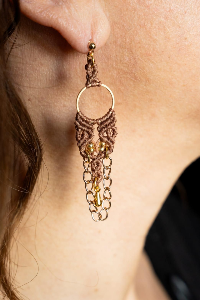Boucles d&#039;oreilles en micro-macramé noisette et chaînette dorée 