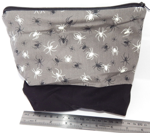 Halloween Zipped Pouch Spiders