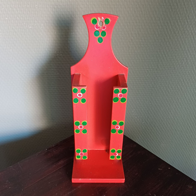 Made in Holland | Handgemaakte Luciferdooshouder Rood hout Groen Bloemdecor met ophangoog (afmetingen 24,0 cm x 8,0 cm x 7,0 cm) | Vintage