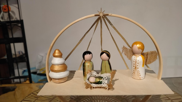 Crèche en bois peint à la main