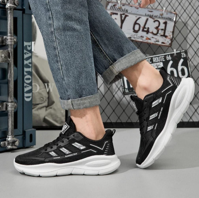 BASKET RUNNING NOIR A RAYURES BLANCHES