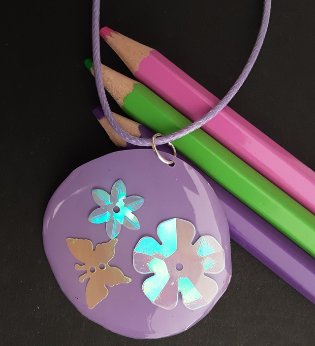 médaillon mauve fleur et papillon irisés