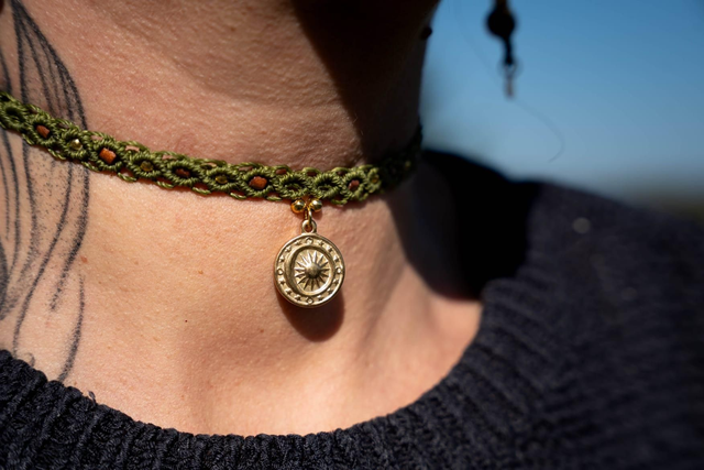 Ras de cou en micro-macramé kaki avec pendentif soleil doré 