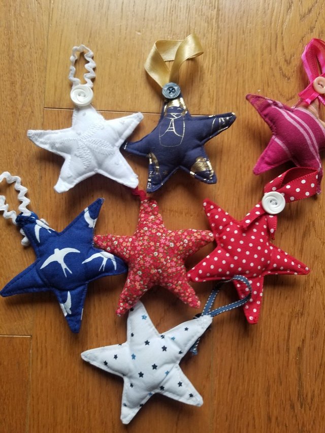 Petites étoiles décoratives (avec attaches)