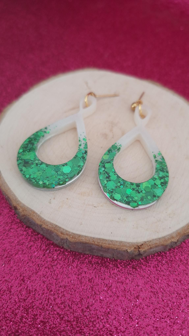 Boucles d&#039;oreilles dorées infinis blanc/paillettes vertes