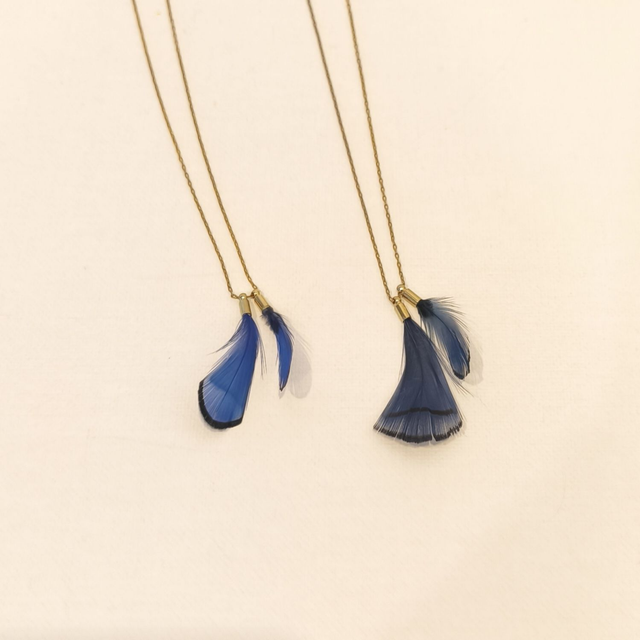 Collier Pluma – Bijou doré à l’or fin 24k – Deux déclinaisons bleu/noir – Pièce unique fait main