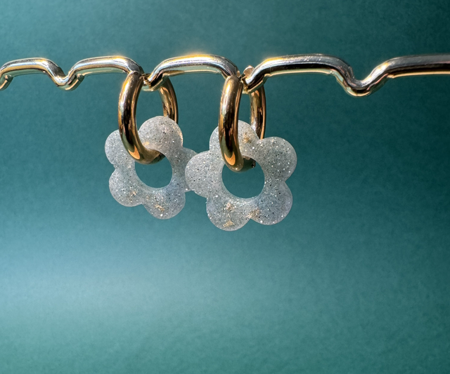 Créoles petites fleurs vert d’eau acier inoxydable 